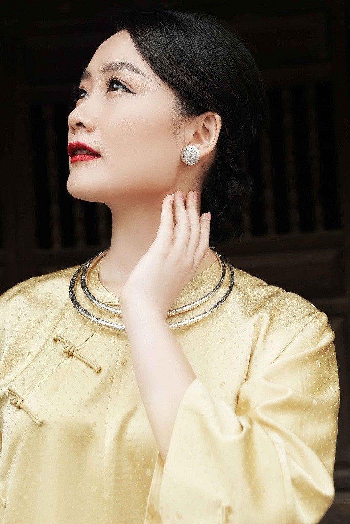 BTV Thu Hà sang trọng với áo dài lụa