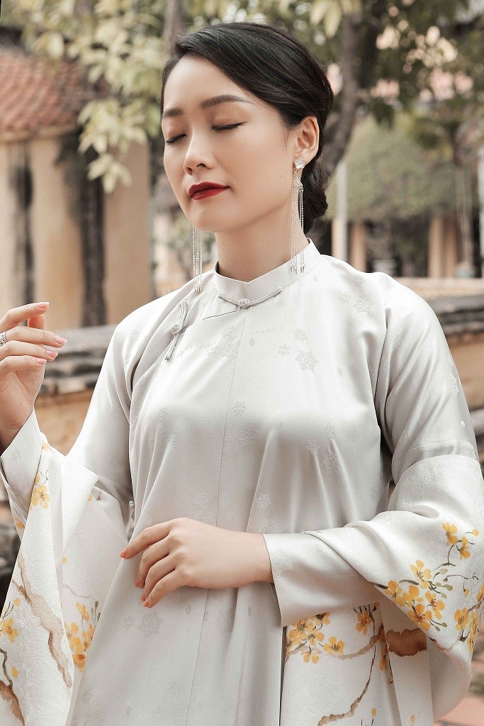 BTV Thu Hà sang trọng với áo dài lụa