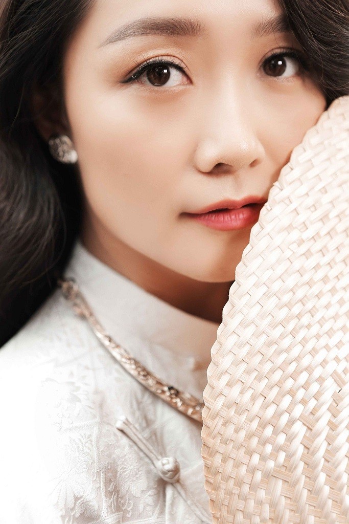 BTV Thu Hà sang trọng với áo dài lụa