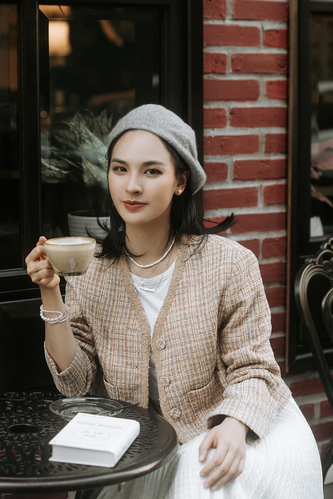 Vẻ đẹp đời thường trẻ xinh đến bất ngờ của MC Quỳnh Nga dẫn Chuyển động 24h