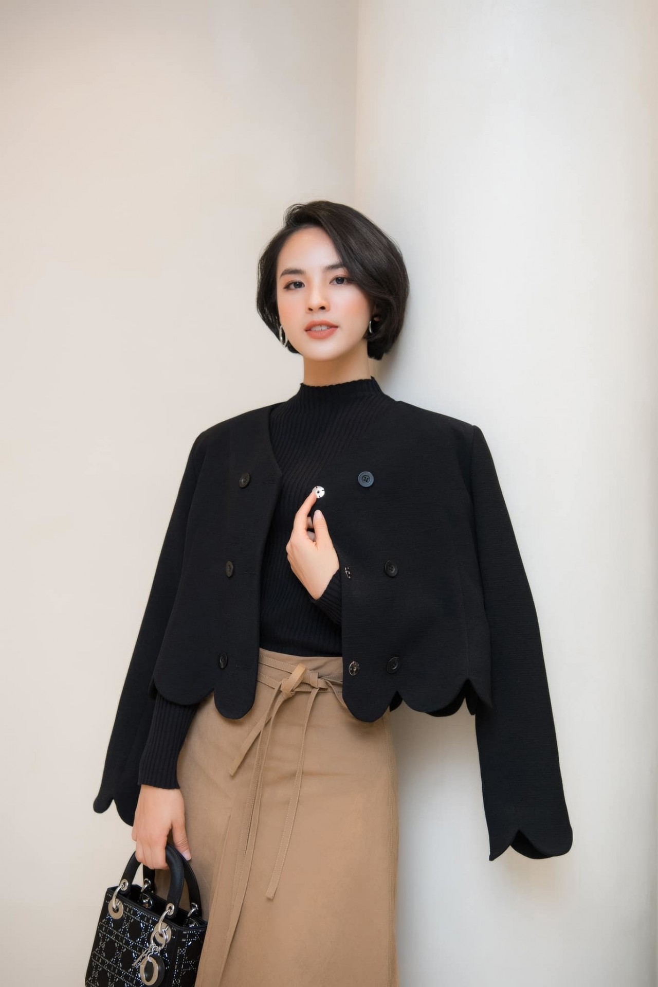 Vẻ đẹp đời thường trẻ xinh đến bất ngờ của MC Quỳnh Nga dẫn Chuyển động 24h