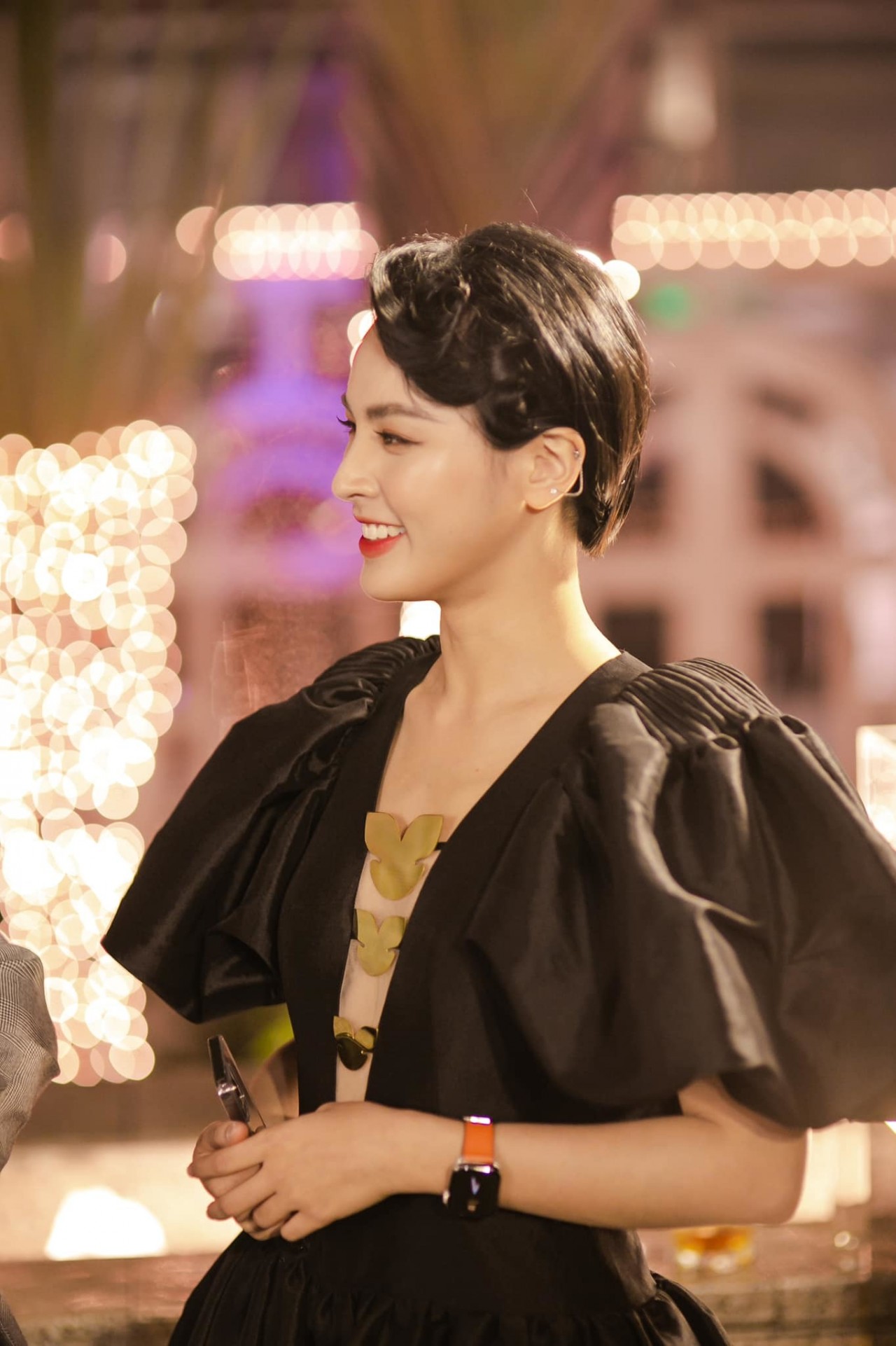 Vẻ đẹp đời thường trẻ xinh đến bất ngờ của MC Quỳnh Nga dẫn Chuyển động 24h