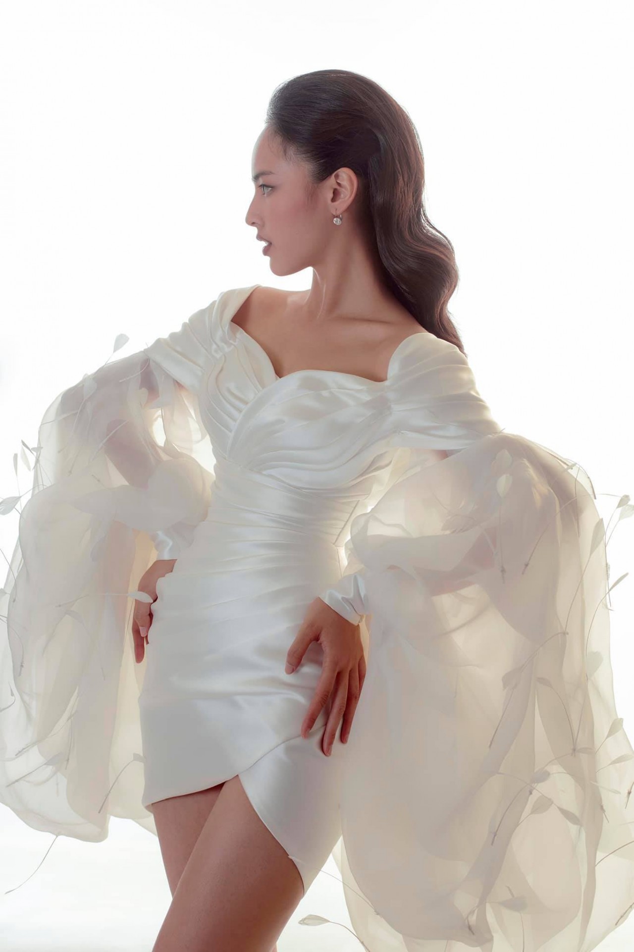 Vẻ đẹp đời thường trẻ xinh đến bất ngờ của MC Quỳnh Nga dẫn Chuyển động 24h