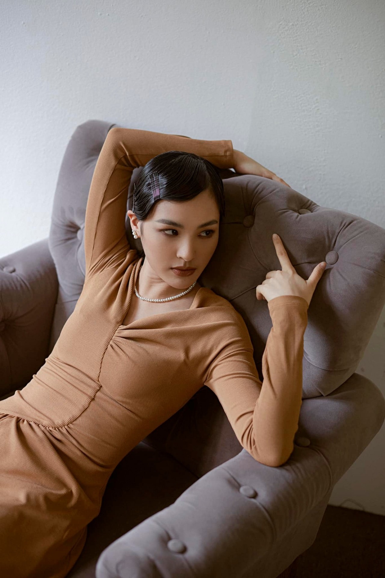 Vẻ đẹp đời thường trẻ xinh đến bất ngờ của MC Quỳnh Nga dẫn Chuyển động 24h