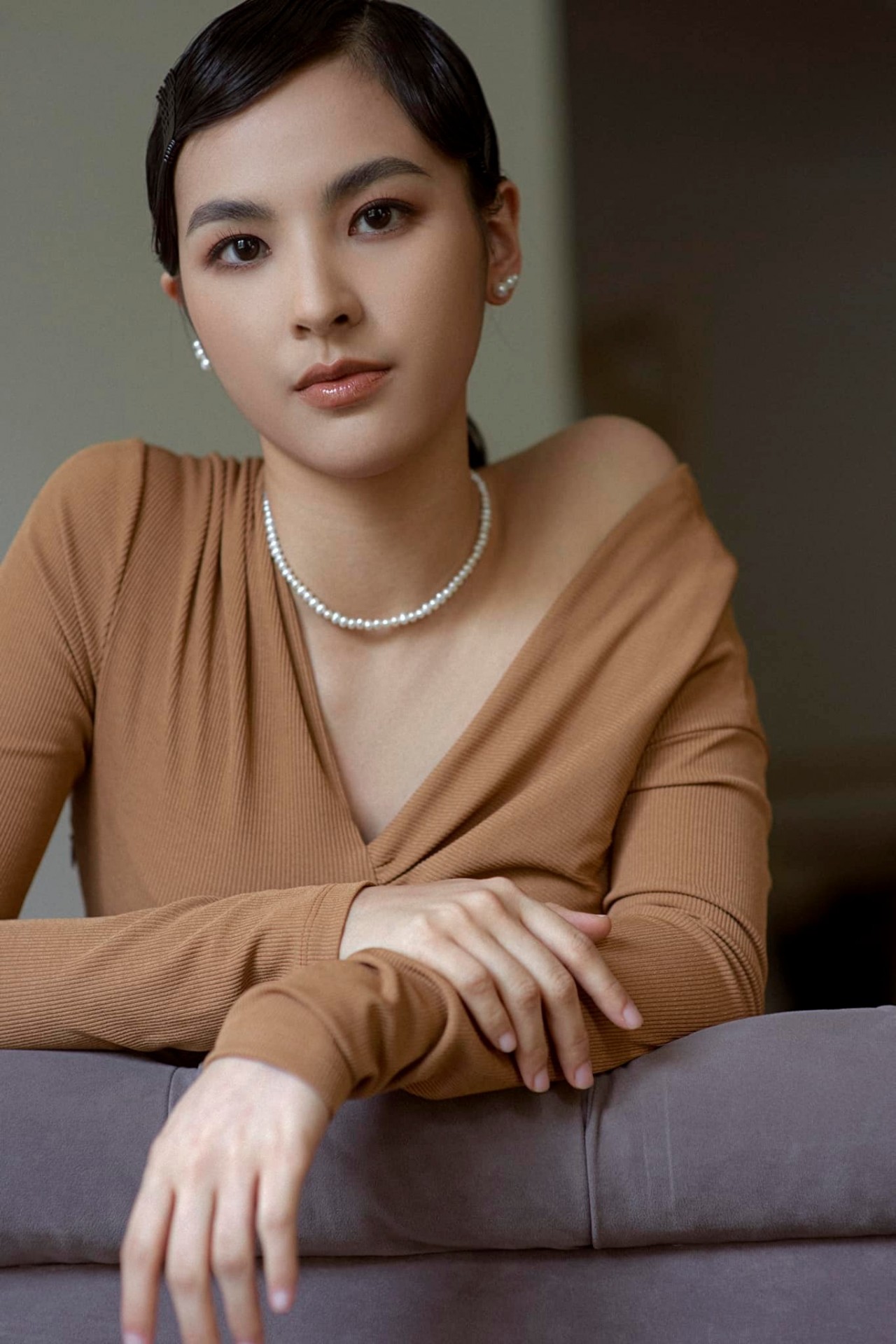 Vẻ đẹp đời thường trẻ xinh đến bất ngờ của MC Quỳnh Nga dẫn Chuyển động 24h