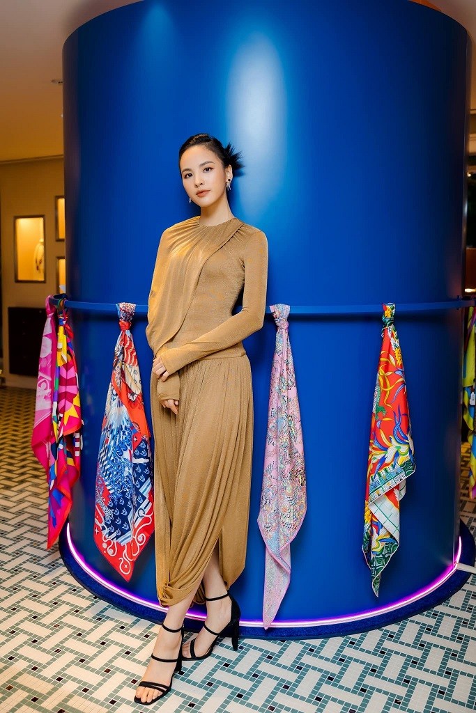 Vẻ đẹp đời thường trẻ xinh đến bất ngờ của MC Quỳnh Nga dẫn Chuyển động 24h