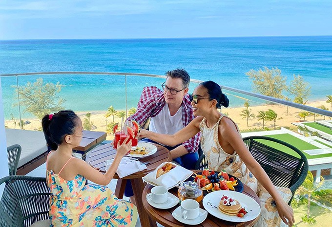 Tám năm ca sĩ Đoan Trang đồng hành cùng con gái trên mọi nẻo đường