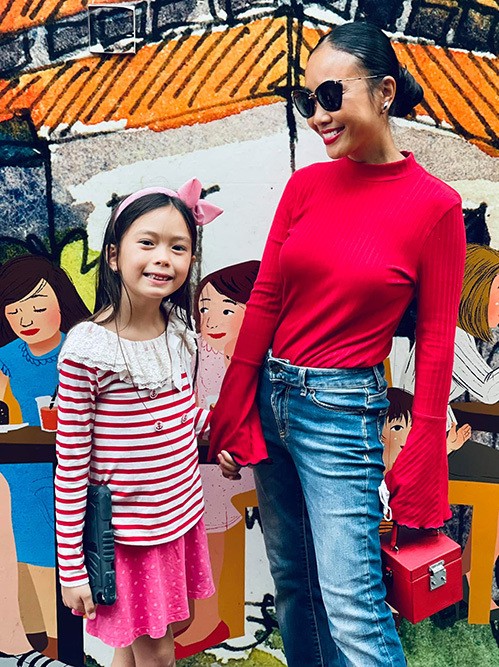 Tám năm ca sĩ Đoan Trang đồng hành cùng con gái trên mọi nẻo đường