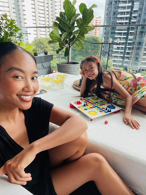 Tám năm ca sĩ Đoan Trang đồng hành cùng con gái trên mọi nẻo đường