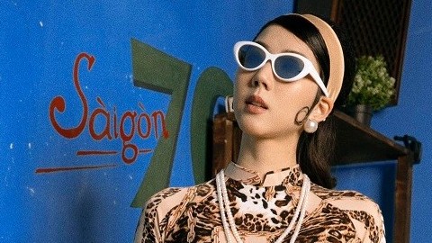 Cựu siêu mẫu Ngọc Quyên bảo tồn áo dài phong cách phụ nữ Sài thành xưa