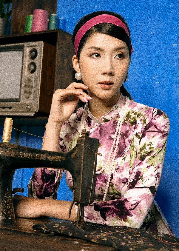 Cựu người mẫu chọn thiết kế áo dài lụa in hoa, mang băng đô và chuỗi ngọc trai sang trọng. Cô ngưỡng mộ vẻ đẹp của người phụ nữ Sài thành những năm 1960 nên lấy đó làm cảm hứng cho bộ sưu tập áo dài ra mắt dịp Tết 2022.