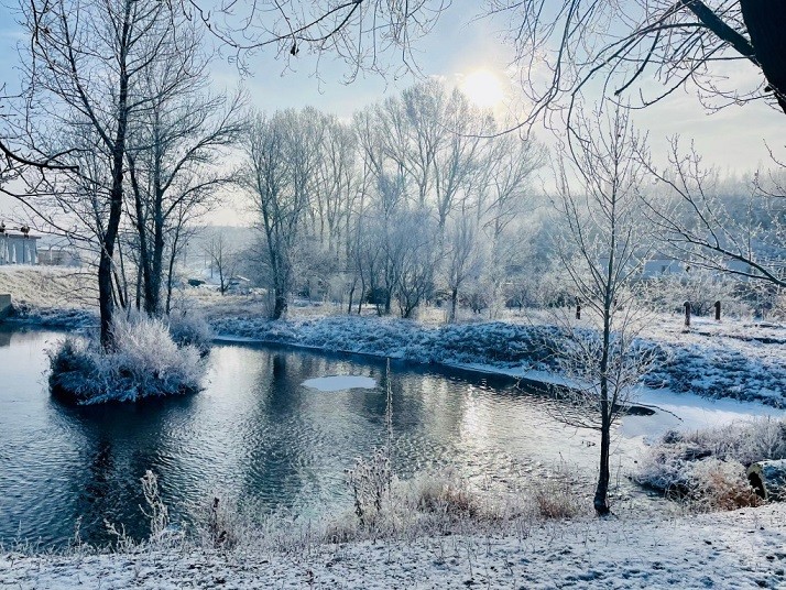 Trung Quốc: Khung cảnh Tân Cương trắng xóa một màu do tuyết rơi dày