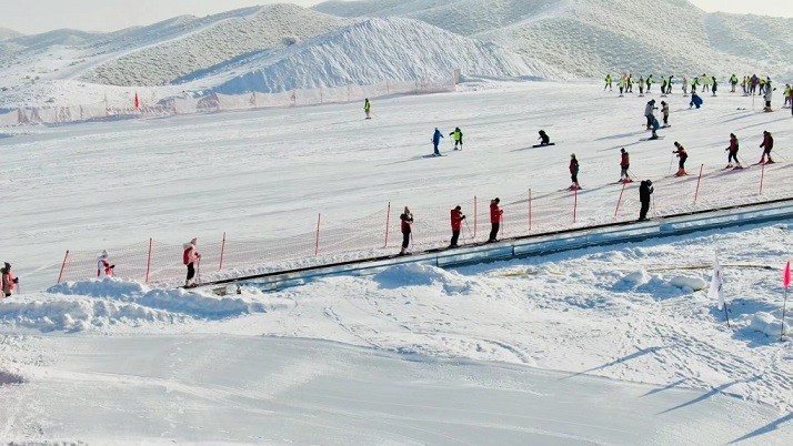 Trung Quốc: Khung cảnh Tân Cương trắng xóa một màu do tuyết rơi dày