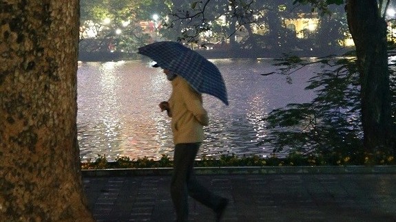 Dự báo thời tiết đêm nay và ngày mai (16-17/1): Bắc Bộ trời rét đậm, vùng núi rét hại và mưa rất to; Nam Trung Bộ, Nam Bộ đêm mưa vài nơi, ngày nắng