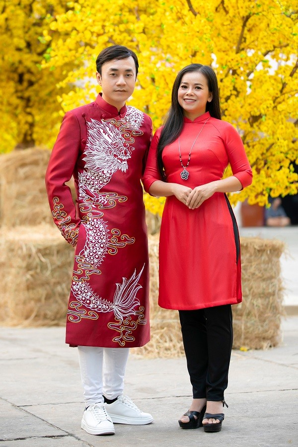 Gia đình diễn viên Hiền Mai cùng các nghệ sĩ Sài thành và MC truyền hình chụp ảnh Tết