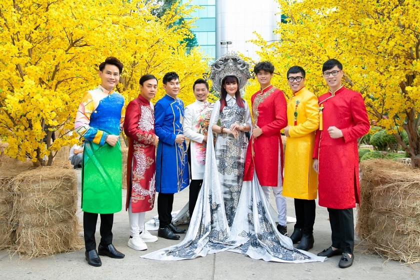 Gia đình diễn viên Hiền Mai cùng các nghệ sĩ Sài thành và MC truyền hình chụp ảnh Tết