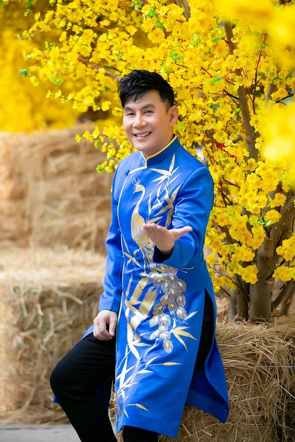 Gia đình diễn viên Hiền Mai cùng các nghệ sĩ Sài thành và MC truyền hình chụp ảnh Tết