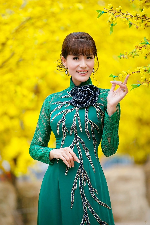 Gia đình diễn viên Hiền Mai cùng các nghệ sĩ Sài thành và MC truyền hình chụp ảnh Tết