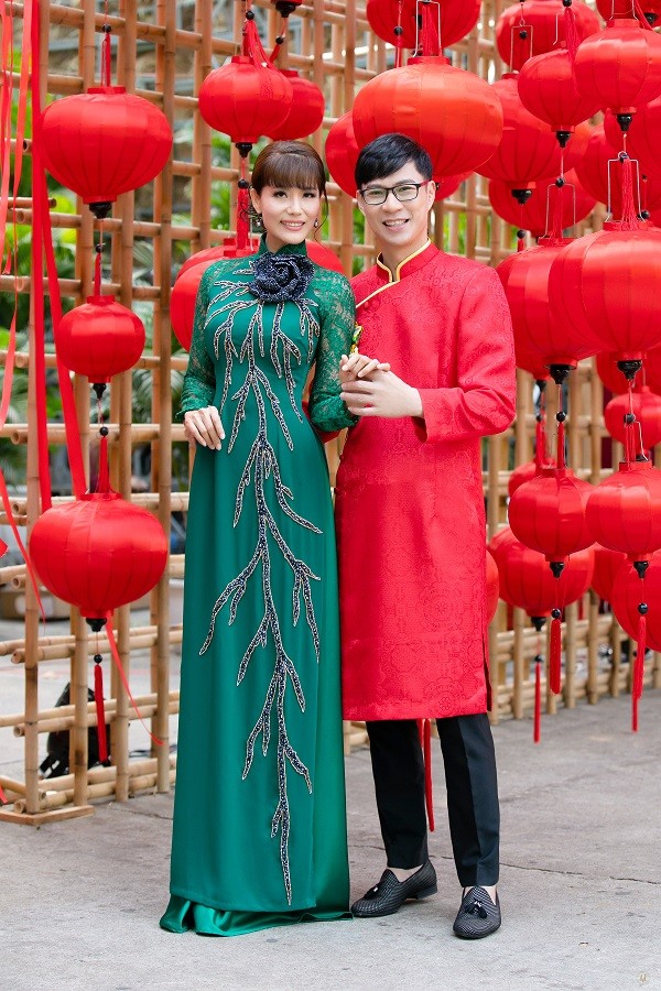 Gia đình diễn viên Hiền Mai cùng các nghệ sĩ Sài thành và MC truyền hình chụp ảnh Tết