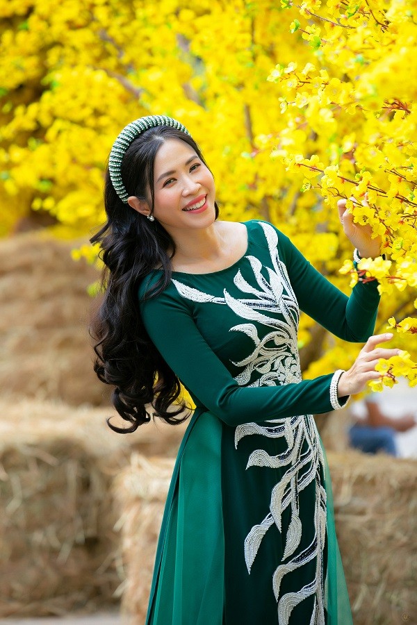 Gia đình diễn viên Hiền Mai cùng các nghệ sĩ Sài thành và MC truyền hình chụp ảnh Tết