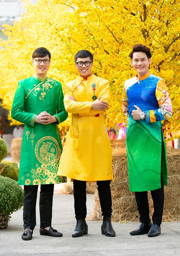 Gia đình diễn viên Hiền Mai cùng các nghệ sĩ Sài thành và MC truyền hình chụp ảnh Tết