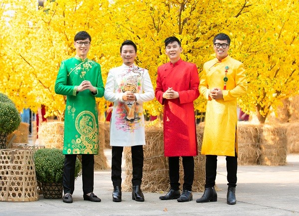 Gia đình diễn viên Hiền Mai cùng các nghệ sĩ Sài thành và MC truyền hình chụp ảnh Tết