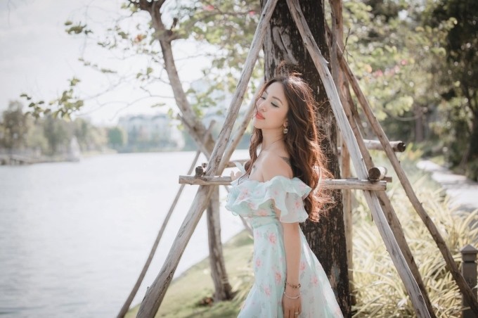 Thời trang nhẹ nhàng, bồng bềnh và thanh lịch giúp Vân ngày càng tỏa sáng