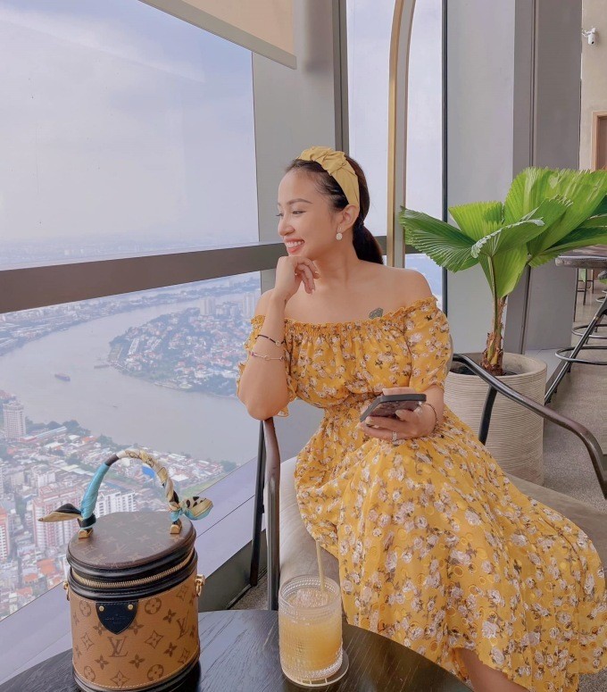 Thời trang nhẹ nhàng, bồng bềnh và thanh lịch giúp Vân ngày càng tỏa sáng