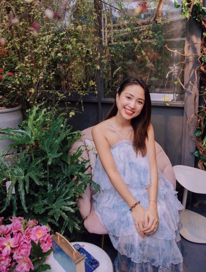 Thời trang nhẹ nhàng, bồng bềnh và thanh lịch giúp Vân ngày càng tỏa sáng