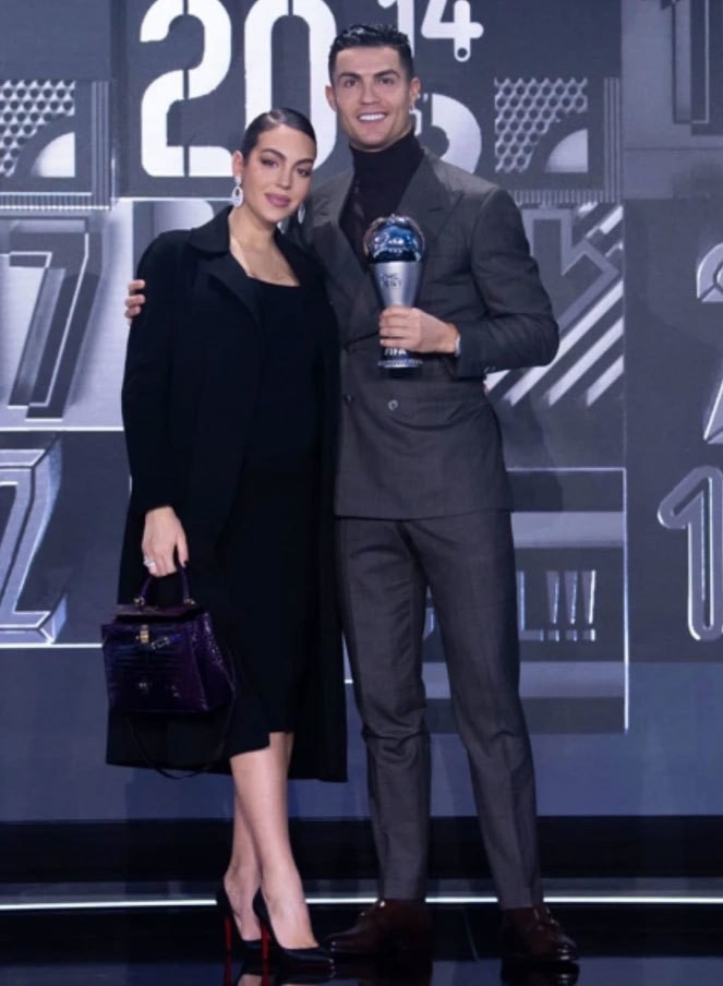 FIFA The Best 2021: Ronaldo đưa bạn gái và con trai sang Thụy Sỹ nhận giải bằng máy bay riêng