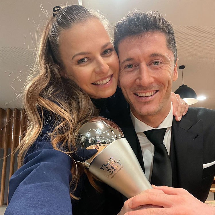 FIFA The Best 2021: Ronaldo đưa bạn gái và con trai sang Thụy Sỹ nhận giải bằng máy bay riêng