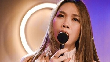 Ca sĩ Mỹ Tâm chọn trang phục của NTK Công Trí trong chương trình âm nhạc trực tuyến