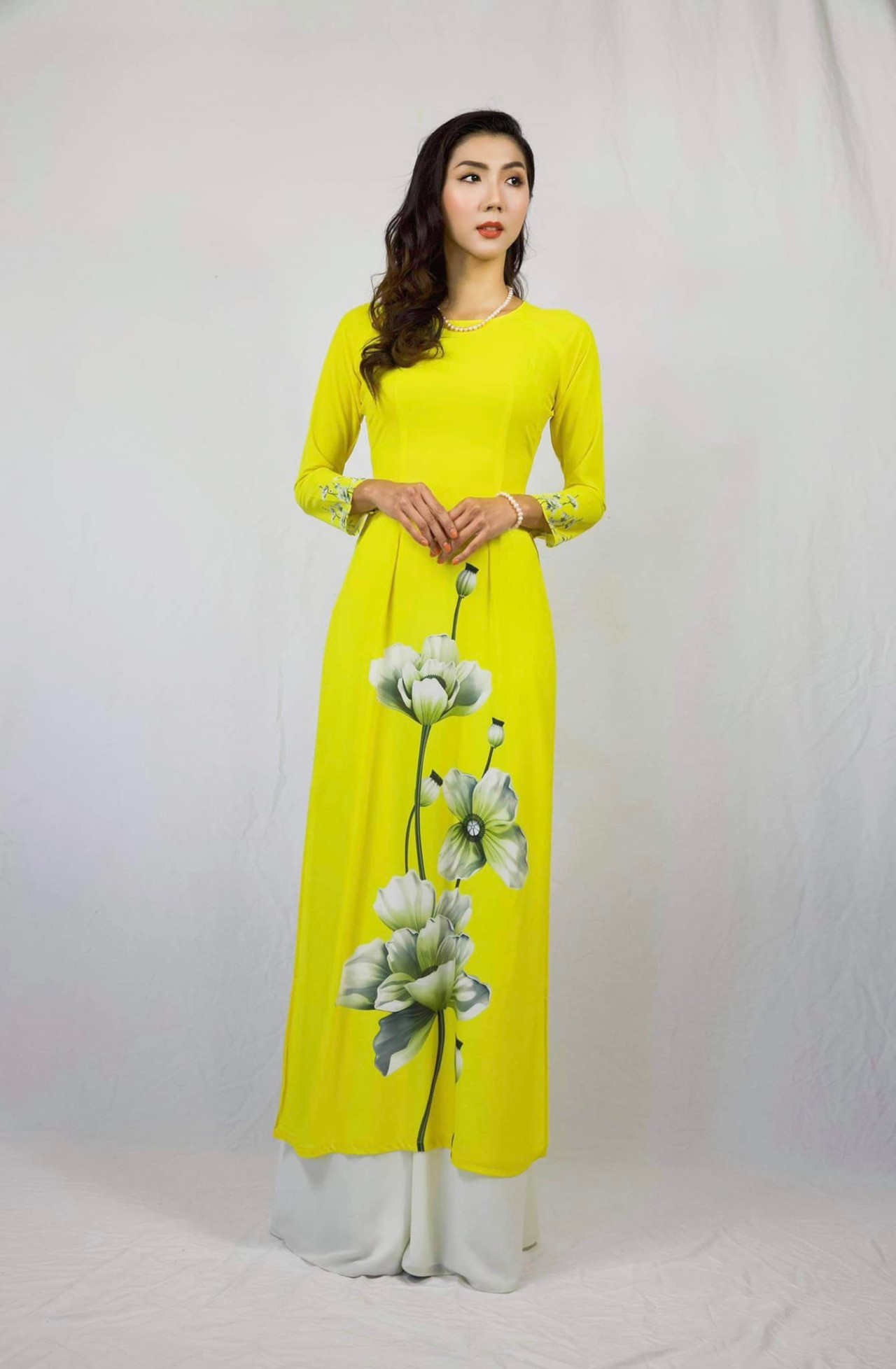 Cựu siêu mẫu Ngọc Quyên thể hiện đam mê bất tận với tà áo dài Tết Nhâm Thìn 2022 Cựu siêu mẫu Ngọc Quyên thể hiện đam mê bất tận với bộ sưu tập áo dài đón Tết du Xuân