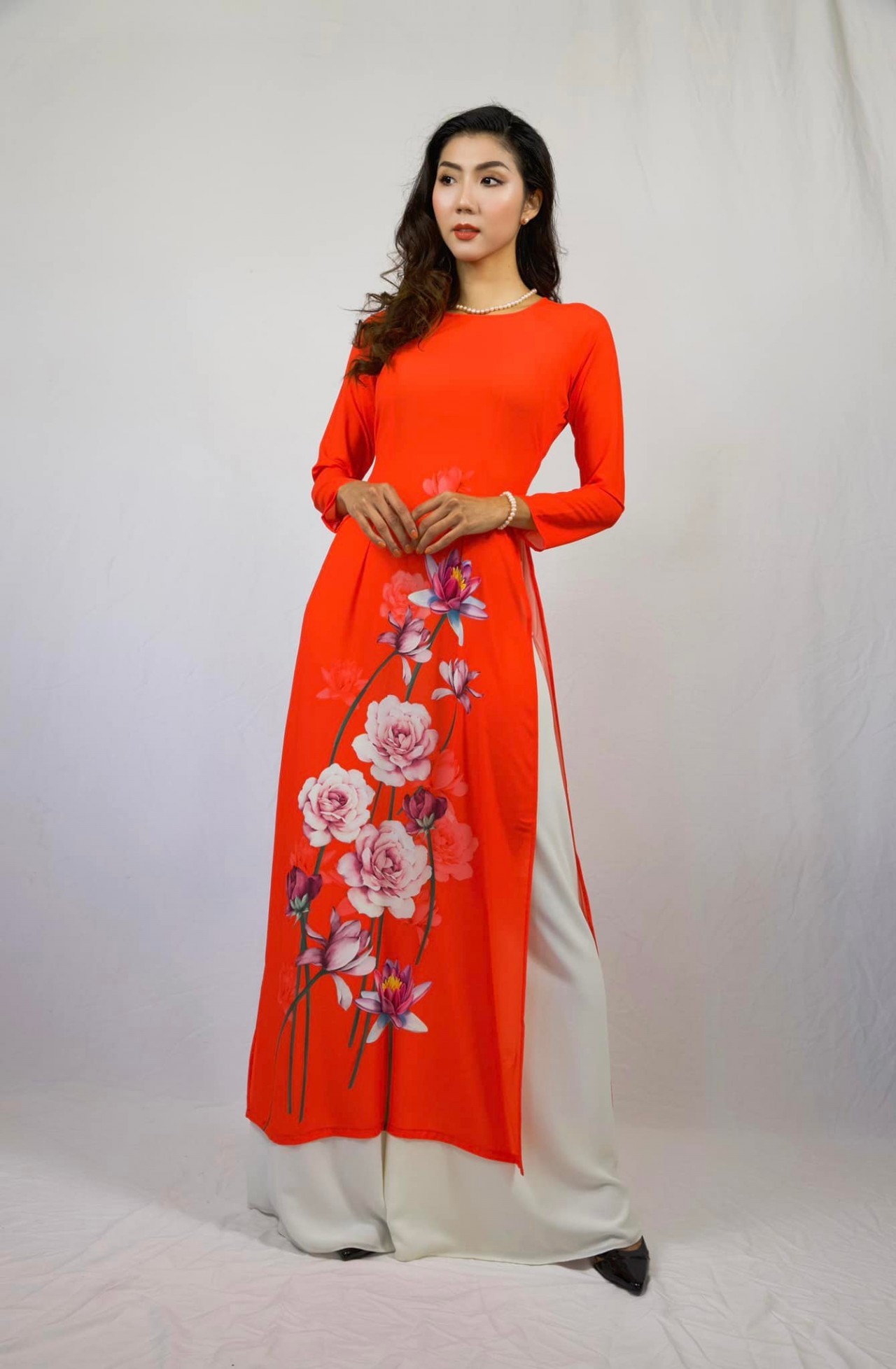 Cựu siêu mẫu Ngọc Quyên thể hiện đam mê bất tận với tà áo dài Tết Nhâm Thìn 2022 Cựu siêu mẫu Ngọc Quyên thể hiện đam mê bất tận với bộ sưu tập áo dài đón Tết du Xuân