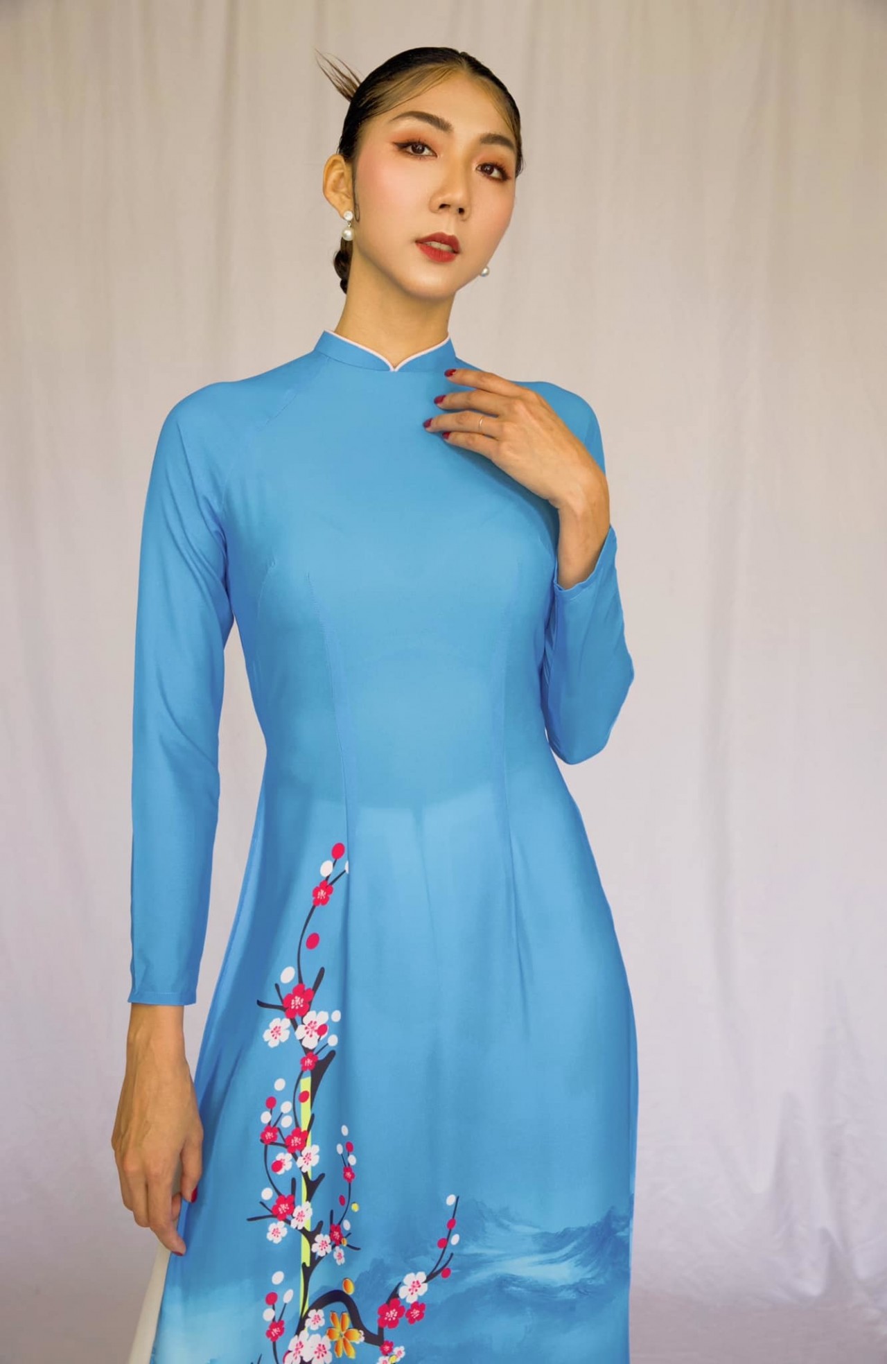 Cựu siêu mẫu Ngọc Quyên Cựu siêu mẫu Ngọc Quyên thể hiện đam mê bất tận với bộ sưu tập áo dài đón Tết du Xuân