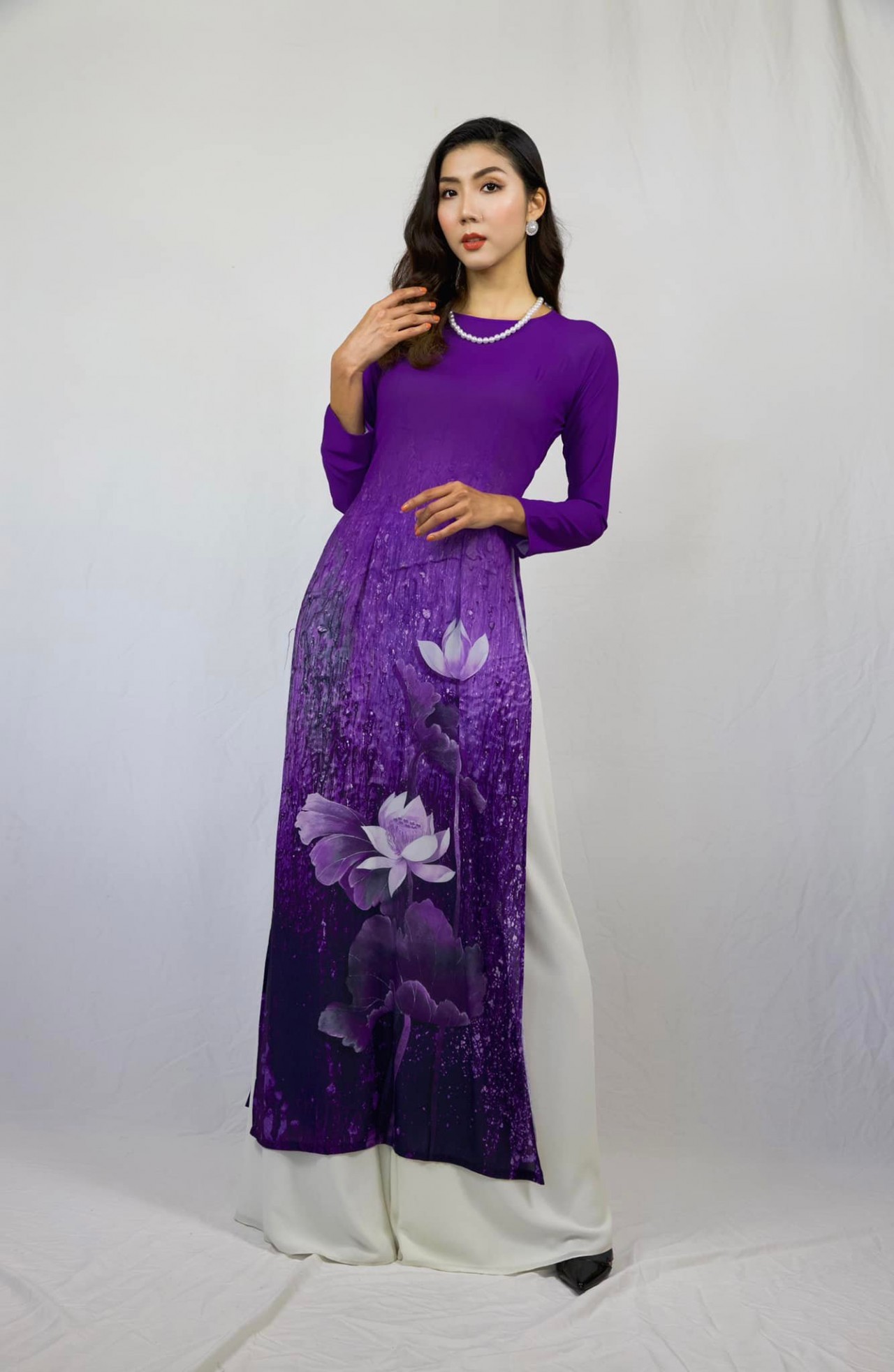 Cựu siêu mẫu Ngọc Quyên Cựu siêu mẫu Ngọc Quyên thể hiện đam mê bất tận với bộ sưu tập áo dài đón Tết du Xuân