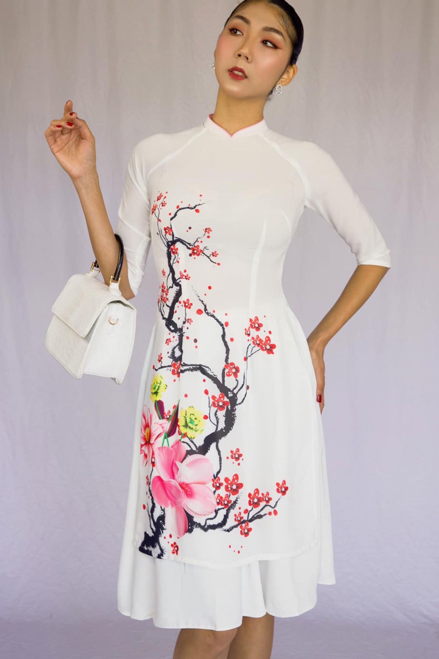 Cựu siêu mẫu Ngọc Quyên Cựu siêu mẫu Ngọc Quyên thể hiện đam mê bất tận với bộ sưu tập áo dài đón Tết du Xuân