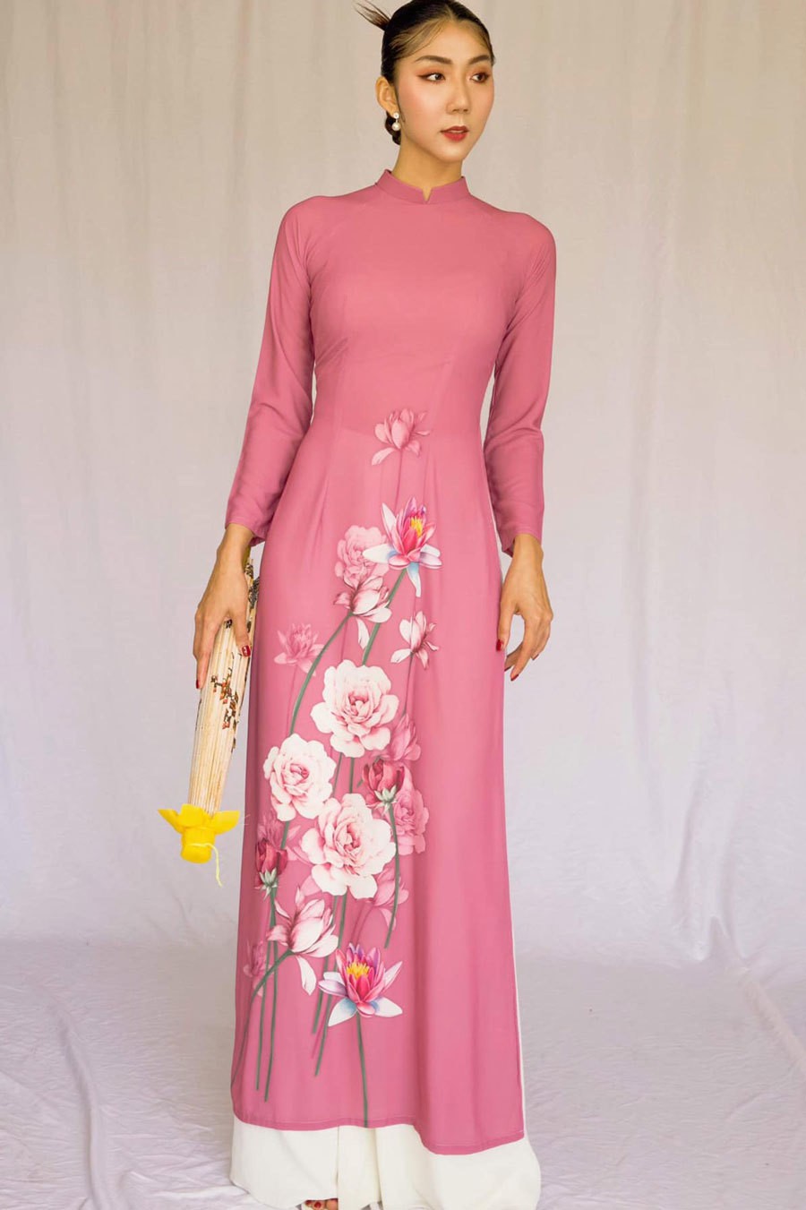 Cựu siêu mẫu Ngọc Quyên Cựu siêu mẫu Ngọc Quyên thể hiện đam mê bất tận với bộ sưu tập áo dài đón Tết du Xuân