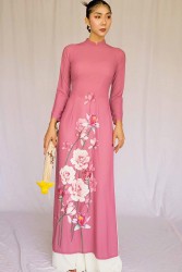 Cựu siêu mẫu Ngọc Quyên thể hiện đam mê bất tận với bộ sưu tập áo dài đón Tết du Xuân