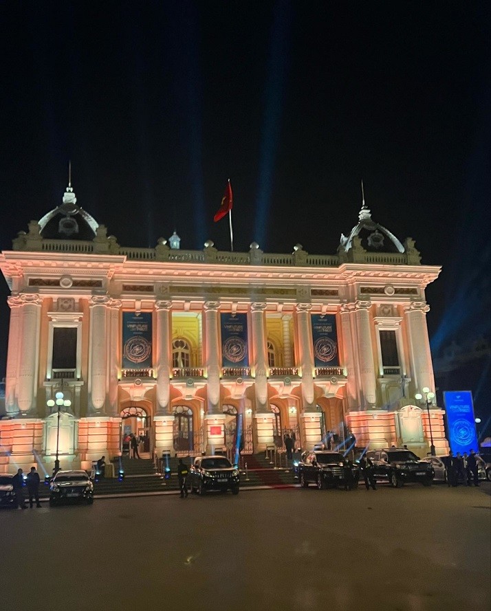 Huyền thoại âm nhạc John Legend khám phá, tham quan Hà Nội