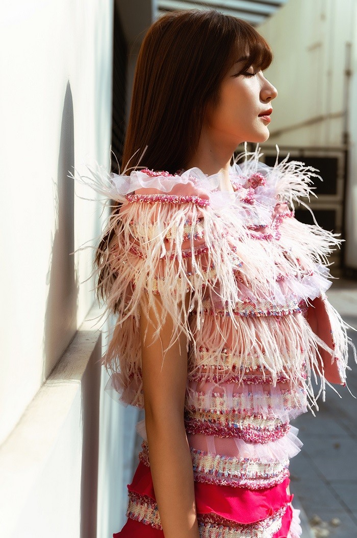 Thương ngày nắng về: Diễn viên vai cô út Vân Vân dạo phố với trang phục được thiết kế riêng