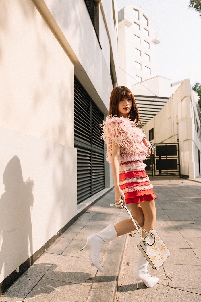 Thương ngày nắng về: Diễn viên vai cô út Vân Vân dạo phố với trang phục được thiết kế riêng