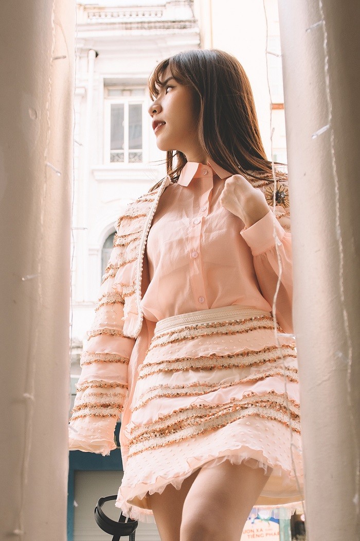 Thương ngày nắng về: Diễn viên vai cô út Vân Vân dạo phố với trang phục được thiết kế riêng