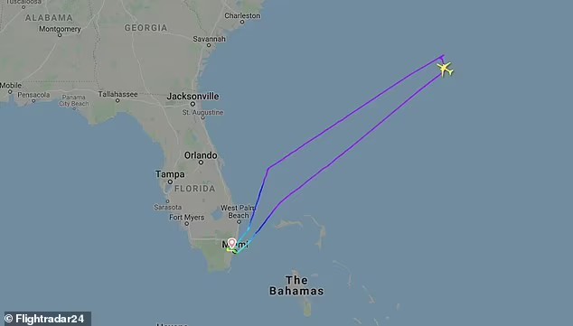 Covid-19 ở Mỹ: Một hành khách không đeo khẩu trang, máy bay quay đầu trở lại dù đã bay 800km