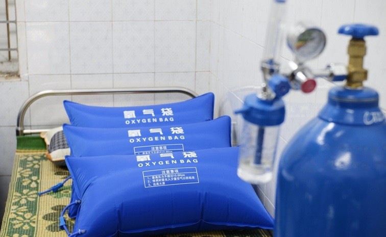 Gối oxy và bình oxy sẵn sàng để cấp cứu các F0 tại nhà chuyển nặng. (Nguồn: Dân trí) Gối oxy và bình oxy sẵn sàng để cấp cứu các F0 tại nhà chuyển nặng. (Nguồn: Dân trí)
