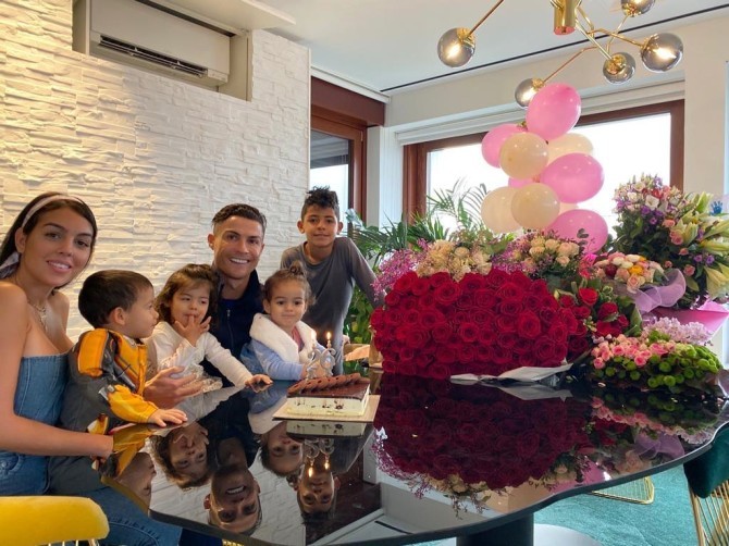 Gia đình Cristiano Ronaldo và Georgina Rodriguez chuẩn bị chào đón 2 thành viên nữa, 1 trai và 1 gái. (Nguồn: The Sun)