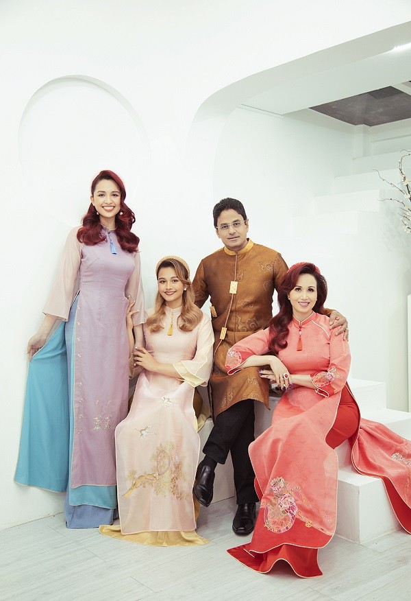 Tranh thủ lúc hai con gái cùng ở Việt Nam, Diệu Hoa rủ cả nhà thực hiện một bộ ảnh kỷ niệm theo truyền thống gia đình. Cậu út Hoàng Phi vắng mặt vì phải trở lại Mỹ tiếp tục việc học chuyên ngành Khoa học máy tính. Tranh thủ lúc hai con gái cùng ở Việt Nam, Diệu Hoa rủ cả nhà thực hiện một bộ ảnh kỷ niệm theo truyền thống gia đình. Cậu út Hoàng Phi vắng mặt vì phải trở lại Mỹ tiếp tục việc học chuyên ngành Khoa học máy tính.