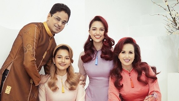 Gia đình Hoa hậu Diệu Hoa rạng rỡ thực hiện bộ ảnh dịp Tết đến Xuân về