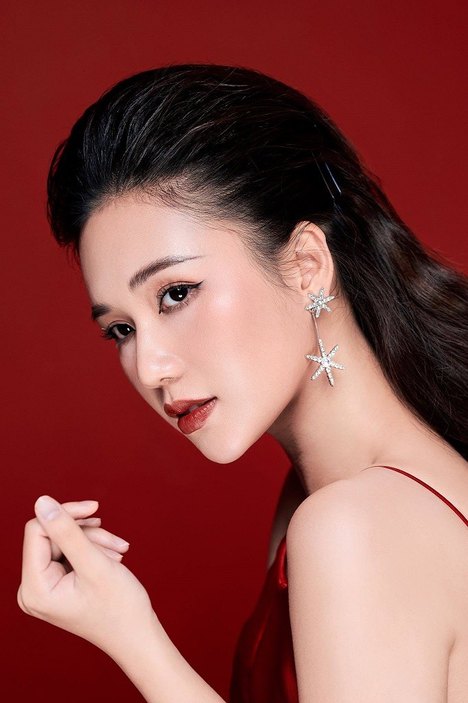 Phố trong làng: Nét đẹp ngoài đời sắc sảo của nữ diễn viên vai y tá Ngọc