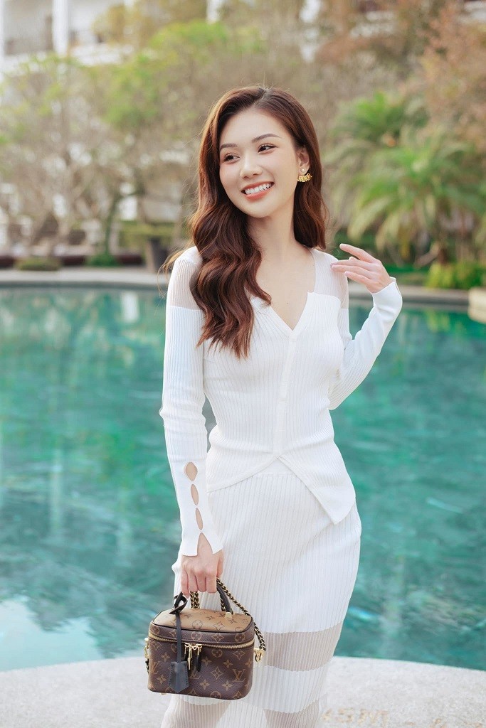 Phố trong làng: Nét đẹp ngoài đời sắc sảo của nữ diễn viên vai y tá Ngọc